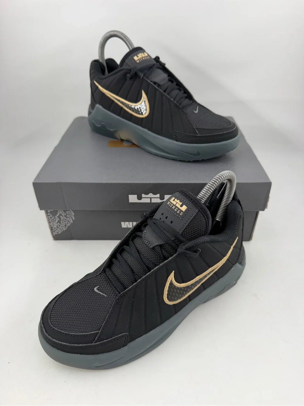 Nike Kid’s LeBron Witness 9 GS -SZ 3 Y- Black Gold Basketball Shoes Sneaker